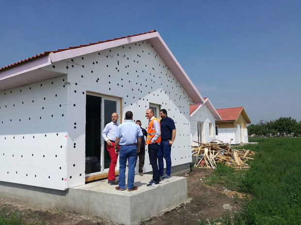 На јесен у нове куће и скамије